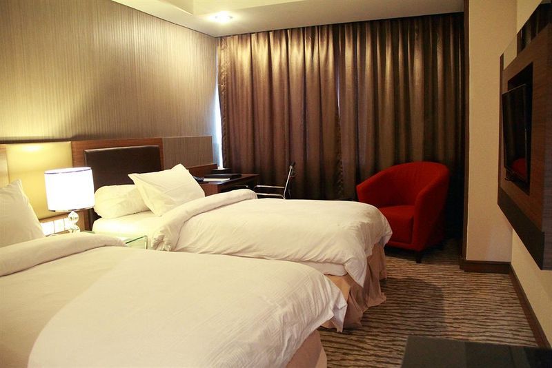 Novotel Пеканбару Екстериор снимка