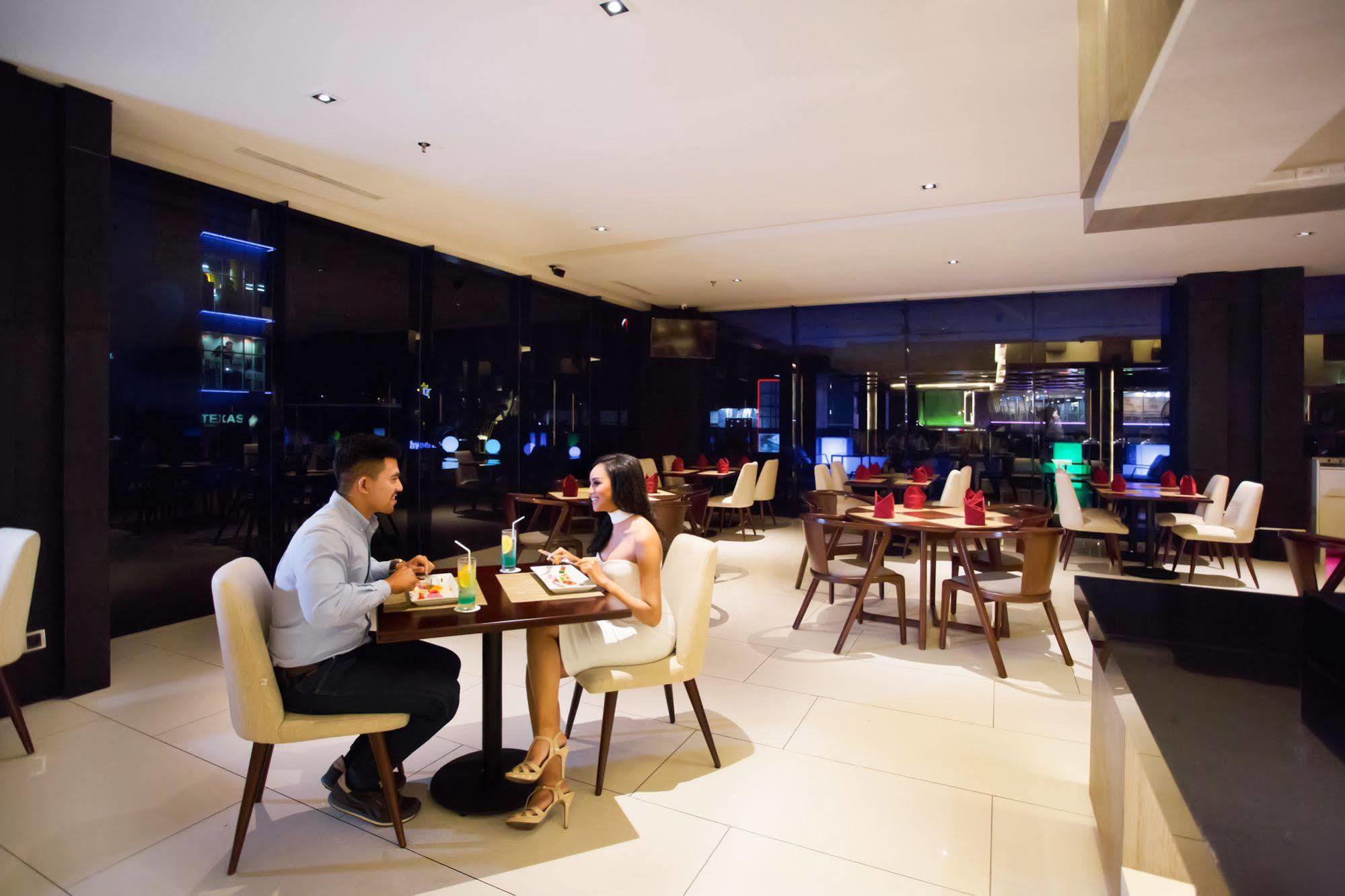 Novotel Пеканбару Екстериор снимка